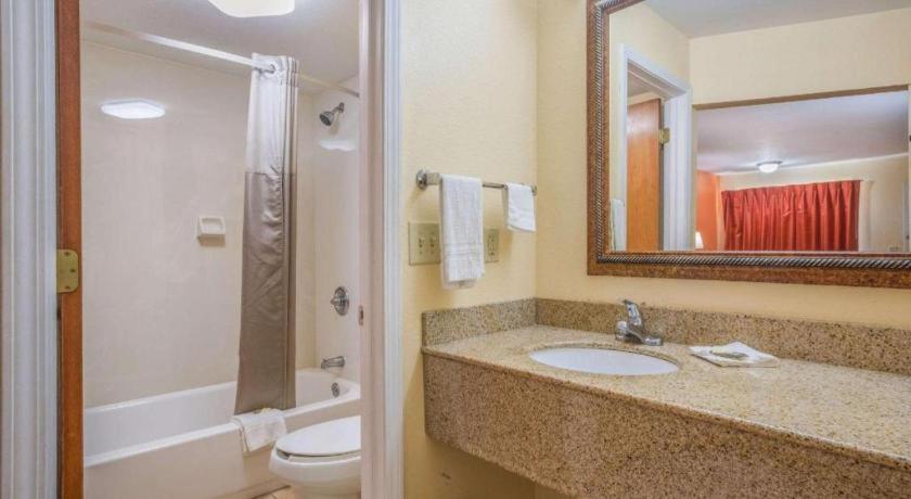Rodeway Inn & Suites Macon Esterno foto